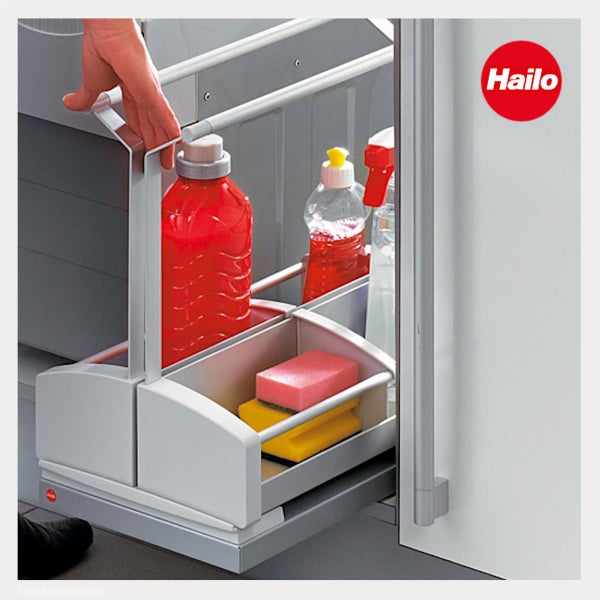 Hailo Auszugsorganisator für Putzmittel in einem Küchenunterschrank mit Flaschen und Schwämmen. Hailo Logo.