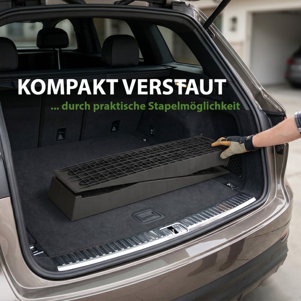 Auffahrrampen platzsparend gestapelt im Kofferraum eines Autos verstaut.