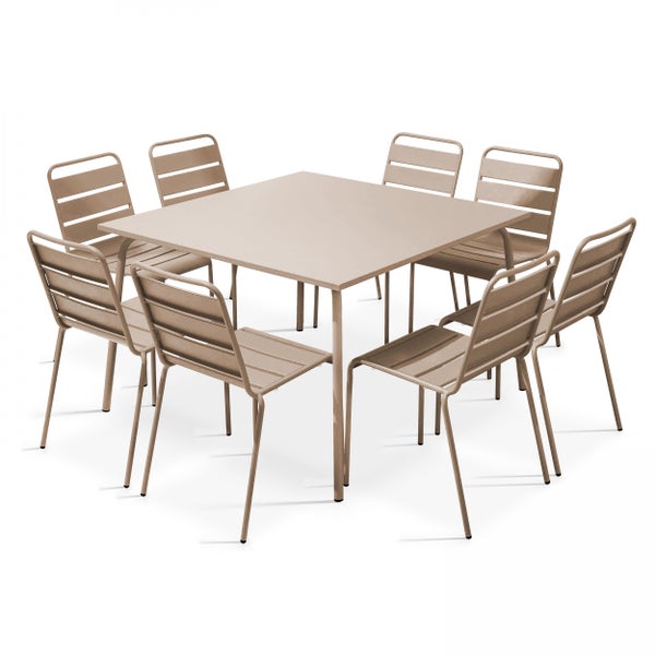 Beige Gartenmöbel-Set bestehend aus einem quadratischen Tisch und acht Metallstühlen mit Lattendesign.