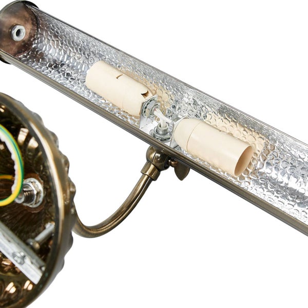 Detailansicht einer Wandleuchte mit zwei Lampenfassungen