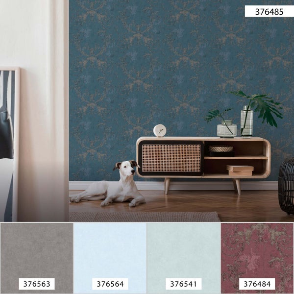 Dekoratives Wohnzimmer mit gemusterter Tapete, niedrigem Schrank und Hund