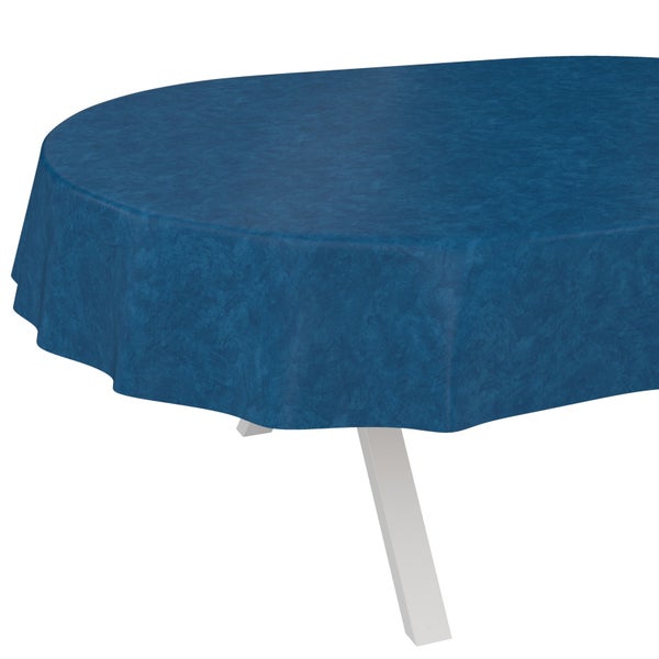 Blaue, strukturierte Tischdecke auf einem ovalen Tisch.