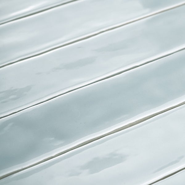 Wandfliese mit glänzender Oberfläche in Riemchenoptik zur Wandgestaltung