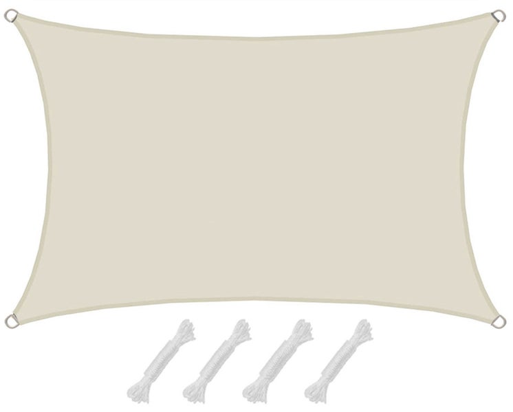 Rechteckiges Sonnensegel in Beige mit konkaven Seiten, Metallringen an den Ecken und vier Befestigungsseilen.