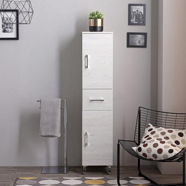 Schmaler Badezimmer-Hochschrank mit zwei Türen und einer Schublade in heller Holzoptik, neben einem Handtuchhalter und einem Sessel.