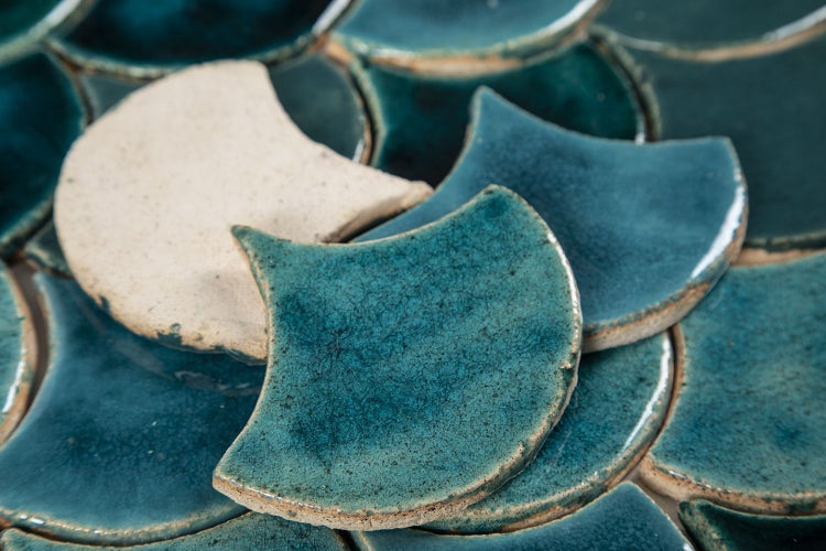 Nahaufnahme von Mosaikfliesen in Schuppenform