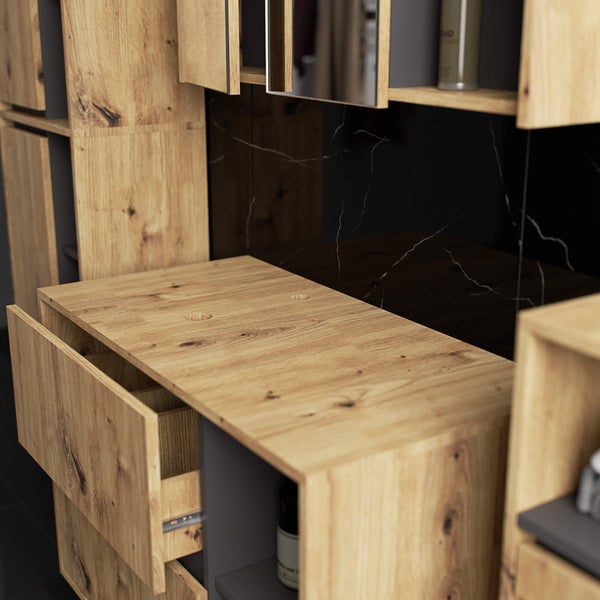 Detailaufnahme eines Badezimmermöbel-Sets mit Holzoberfläche und offenen Schubladen