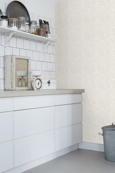 Küchenszene mit weißen Unterschränken, Wandregal und floral gemusterter Tapete