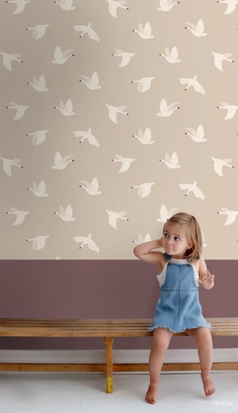 Tapete mit Schwanenmuster und einem Kind auf einer Bank.