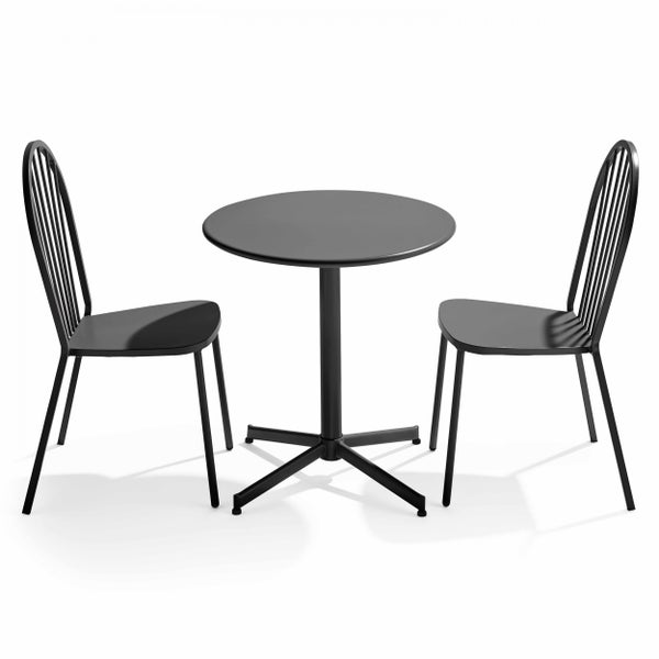 Schwarzes Bistro-Set bestehend aus einem runden Metalltisch und zwei Stühlen mit hohen Rückenlehnen.