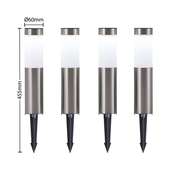 Set aus vier Solarleuchten aus Edelstahl mit Erdspieß, Gesamthöhe 455 Millimeter und Durchmesser 60 Millimeter.