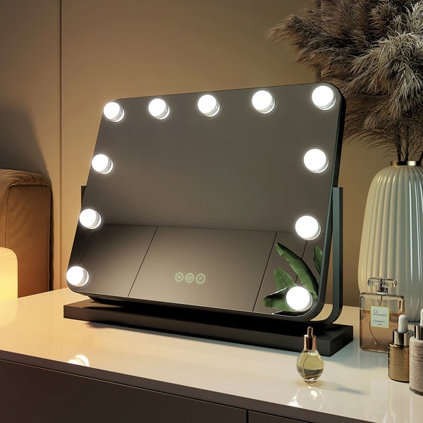 Schminkspiegel mit LED-Beleuchtung auf einer Kommode