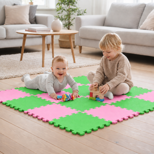Zwei Kinder spielen auf einer Steck-Spielmatte aus Schaumstoff in einem hellen, wohnlichen Wohnzimmer.