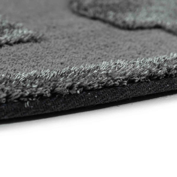 Nahaufnahme einer Badematte mit weichem Hochflor und strukturierter Rückseite.
