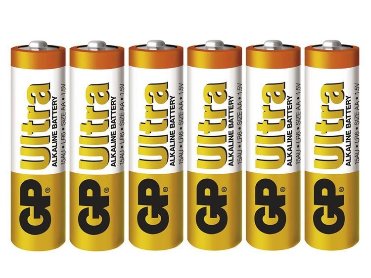 Sechs GP Ultra AA Alkaline Batterien mit 1,5 Volt in einer Reihe