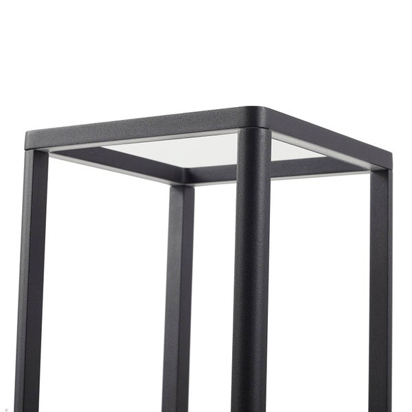 Nahaufnahme des oberen Teils einer modernen, quadratischen Außenleuchte mit schwarzem Metallrahmen und integrierter Lichtquelle.