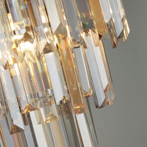 Detailaufnahme einer Kristall-Hängeleuchte