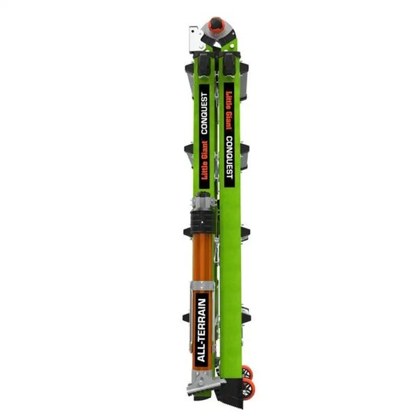 Zusammengeklappte Little Giant Conquest All Terrain Mehrzweckleiter aus Metall mit verstellbaren Beinen und Rollen.