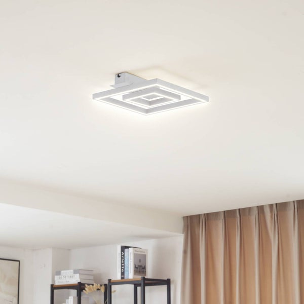 Moderne quadratische LED-Deckenleuchte mit ineinander verschachtelten Rahmen in einem hellen Innenraum.