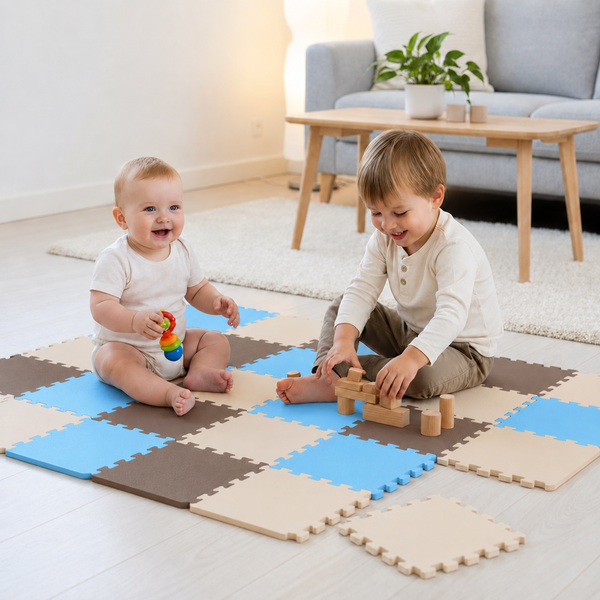 Zwei Kinder spielen auf einer Steckmatte aus Schaumstoff in einem hellen Wohnzimmer mit Holzbausteinen.