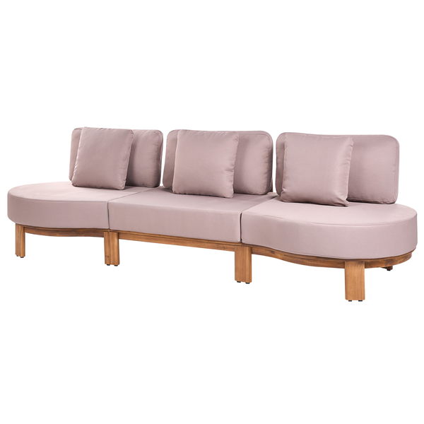 Modulares Gartensofa mit Holzgestell und gepolsterten Kissen für drei Personen.