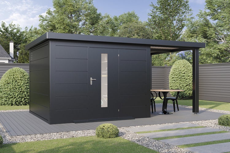 Modernes Gartenhaus aus Metall mit integriertem Terrassendach und verglaster Tür auf einer Holzterrasse im Garten