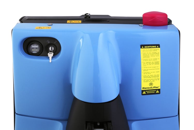 Detailansicht eines blauen Gabelhubwagens mit Schlüssel und Warnhinweisen