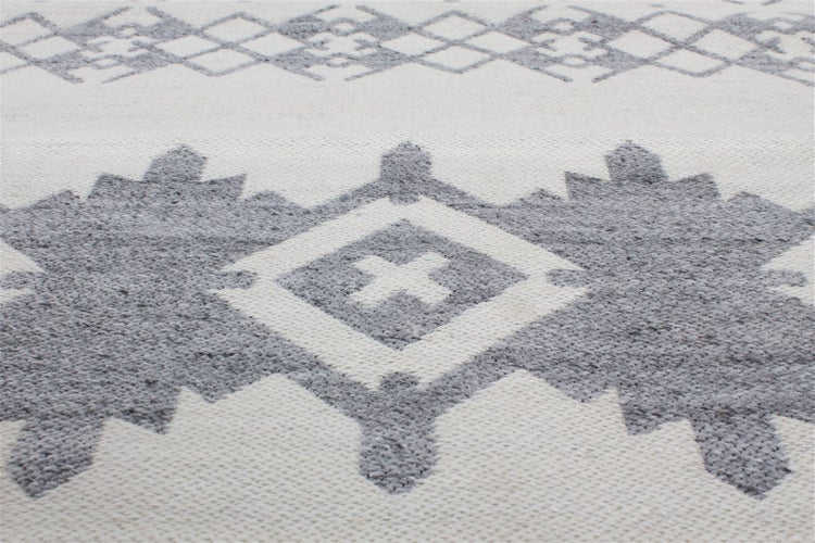 Gewebter Teppich mit geometrischem Muster und Ethno Design