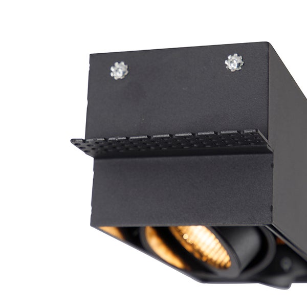 Schwarzer verstellbarer Einbaustrahler aus Metall mit perforiertem Montagerahmen für den gipsbündigen Einbau.