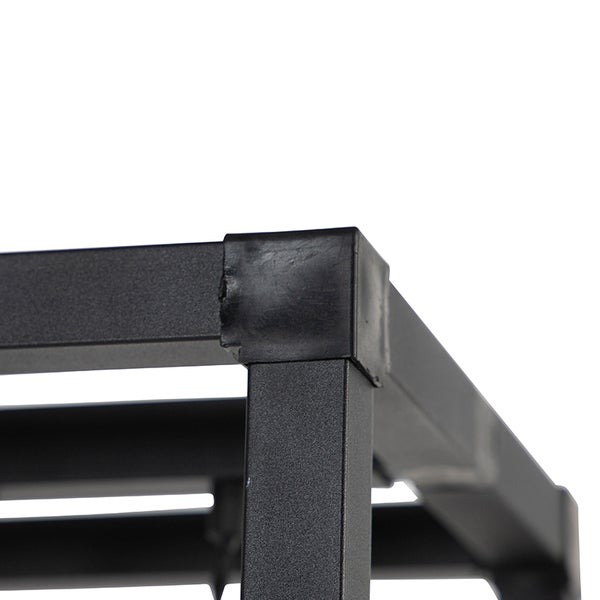 Detailansicht eines Metallregals mit Eckverbindung