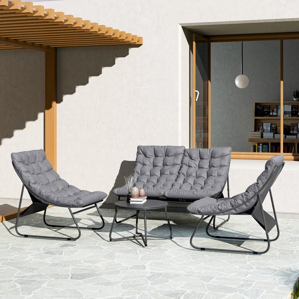 Gartenmöbelset mit Sofa, zwei Stühlen und Tisch auf einer Terrasse