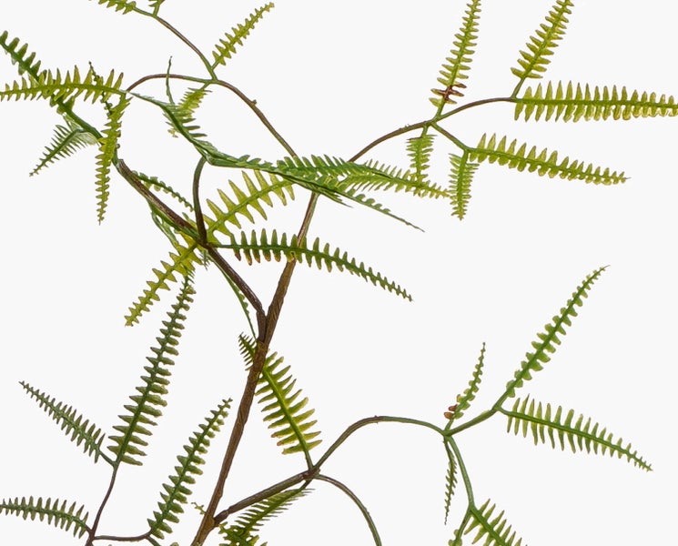 Künstlicher Blumenzweig mit orangen Blüten und grünem Stiel.