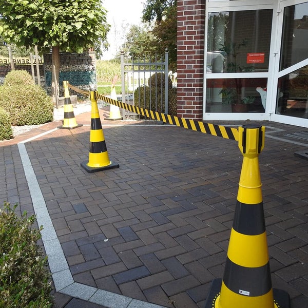 Esszimmer mit Esstisch, Stühlen und floraler Tapete