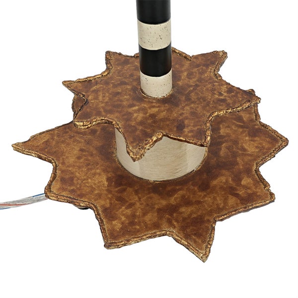 Detailaufnahme des Sternfußes einer Stehlampe