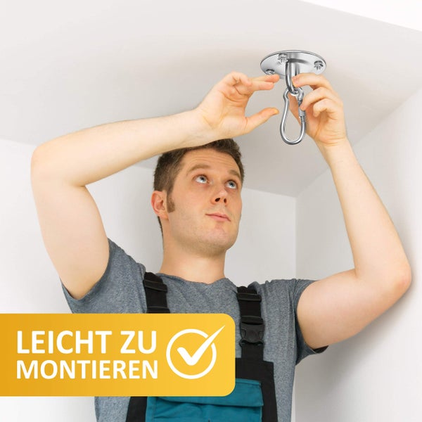 Ein Handwerker montiert einen runden Deckenhalter aus Metall mit Karabiner an einer weißen Decke. Hinweis für einfache Montage.