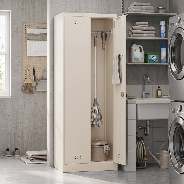 Ein moderner, beigefarbener Putzschrank in einem organisierten Hauswirtschaftsraum mit Waschbecken, Waschmaschine, Trockner und Reinigungsutensilien.