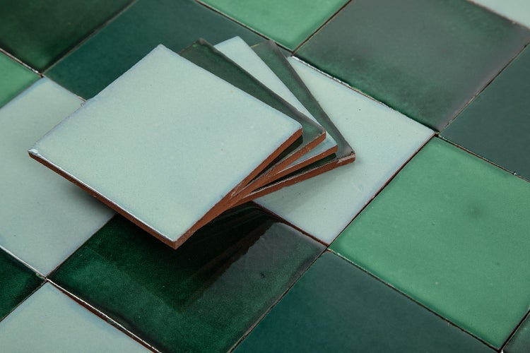Quadratische, glänzende Fliesen in verschiedenen Grüntönen
