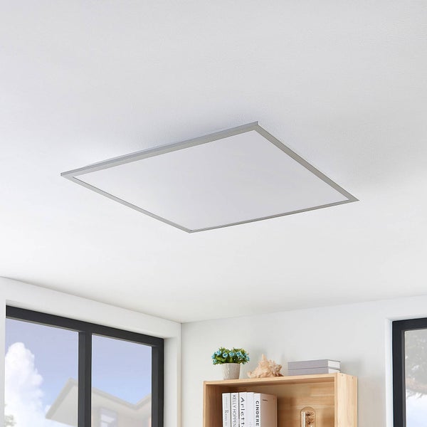 Quadratisches, flaches LED-Panel mit schmalem Rahmen an einer Zimmerdecke in einem hellen, modern eingerichteten Raum.