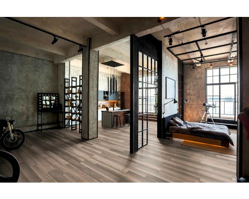 Wohnraum im Loftstil mit Holzboden, Küche, Schlafbereich und Motorrad