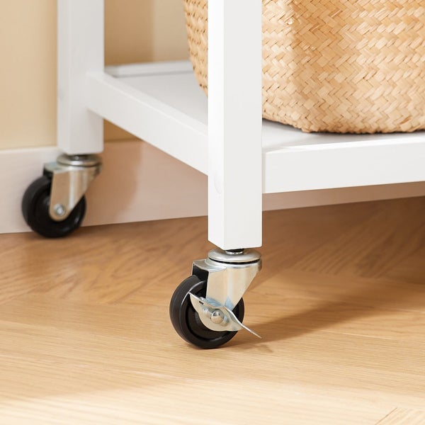 Detailaufnahme eines Servierwagens mit Rollen und Bremsen.