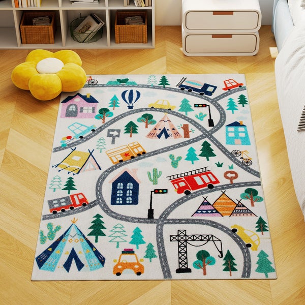 Kinderteppich mit Straßen- und Stadtmotiv, Häusern, Fahrzeugen und Tipis auf Holzboden in einem hellen Zimmer.
