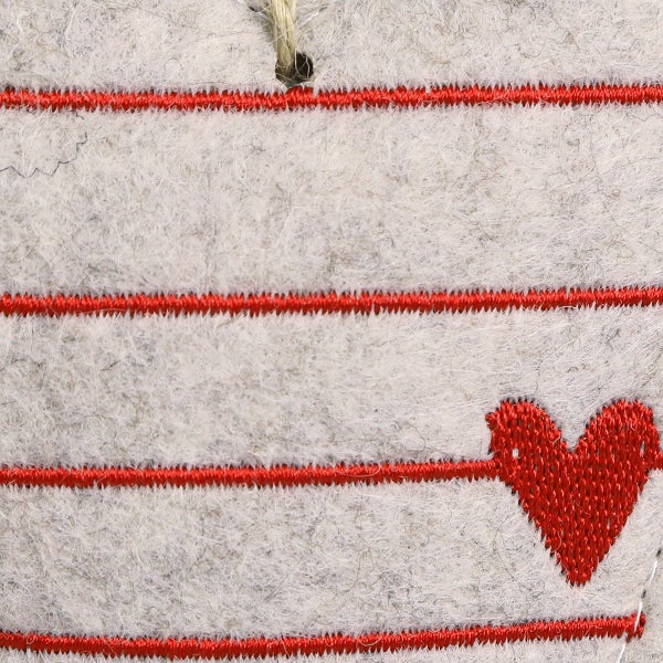 Filzanhänger mit gestickten Streifen und Herz