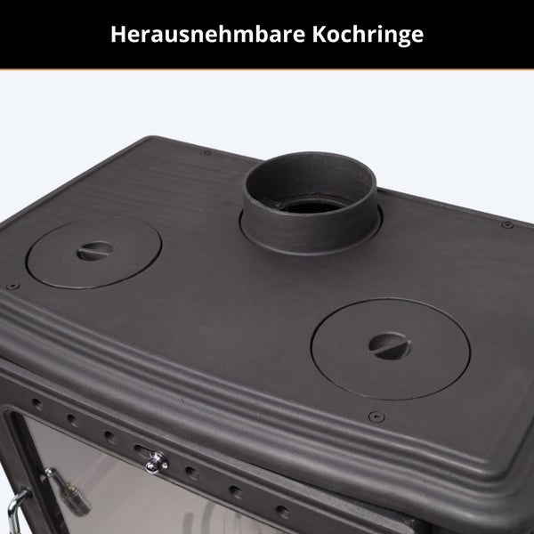 Nahaufnahme der Oberseite eines Kaminofens aus Gusseisen mit zwei herausnehmbaren Kochringen und Rauchrohranschluss.