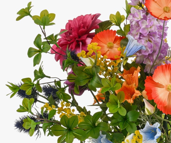 Bunter Kunstblumenstrauß mit Dahlien und Anemonen in einer beigefarbenen Keramikvase.
