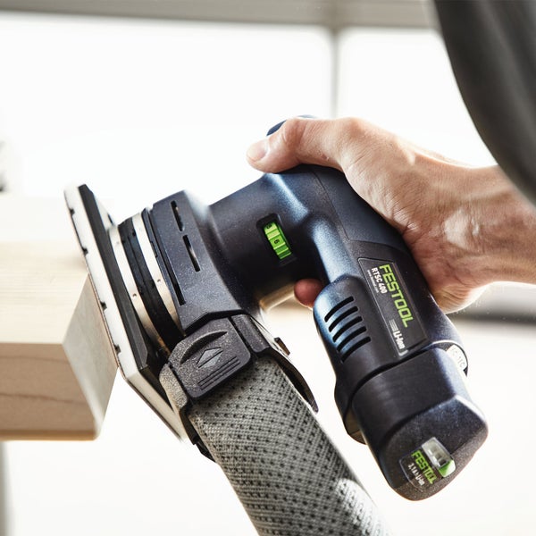 Eine Person verwendet einen Festool RTSC 400 Exzenterschleifer zum Schleifen von Holz.