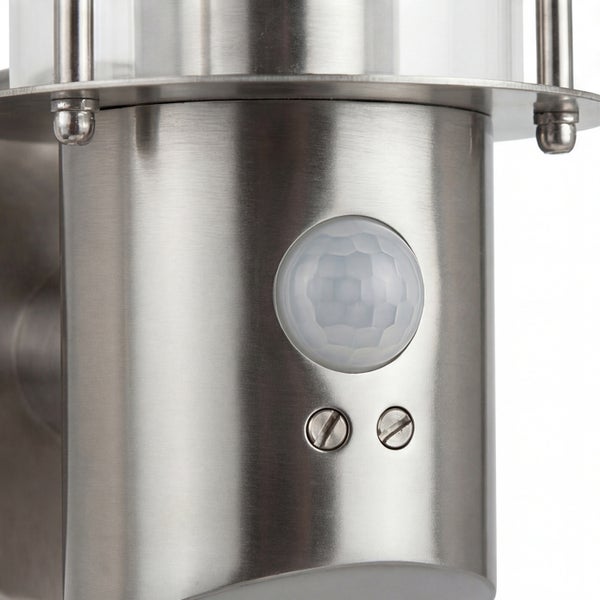 Detailansicht einer Wandleuchte aus Edelstahl mit Bewegungsmelder.