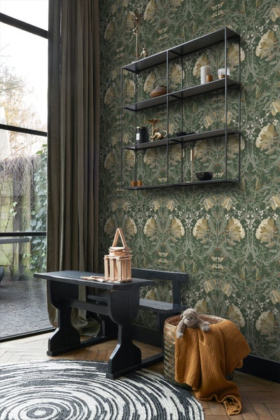 Dekorative Inneneinrichtung mit floraler Tapete, Regal, Bank und Teppich.