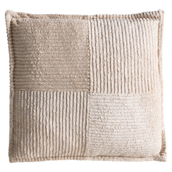 Quadratisches Dekokissen aus weichem, beigefarbenem Cord-Stoff mit einem Muster aus abwechselnd horizontal und vertikal verlaufenden Rippen.