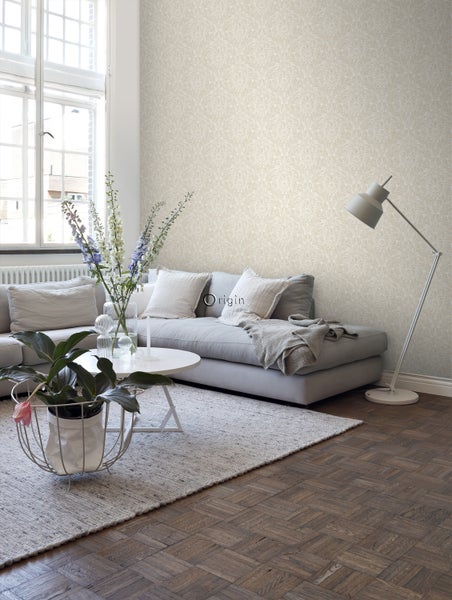 Wohnzimmer mit floral gemusterter Tapete, Sofa, Tisch und Stehlampe