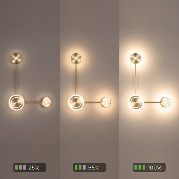 Moderne Wandleuchte aus Messing mit drei Helligkeitsstufen: 25 Prozent, 65 Prozent und 100 Prozent.